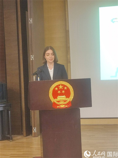 意方學(xué)生代表白綺花發(fā)言。人民網(wǎng)記者 鄭彬攝