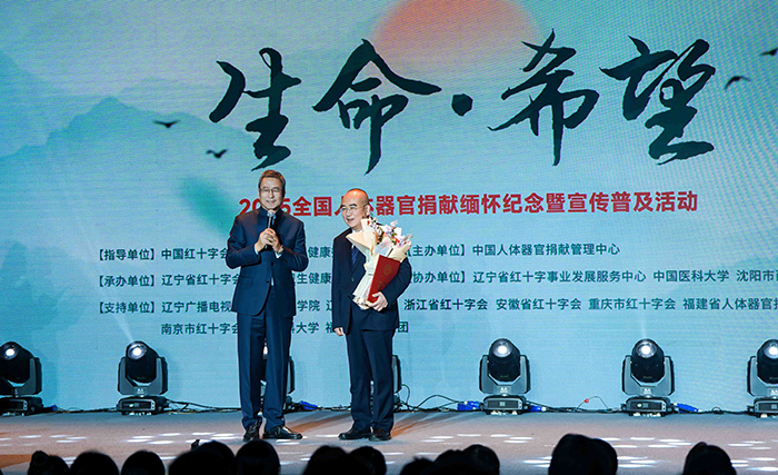 中國(guó)紅十字會(huì)副會(huì)長(zhǎng)白巖松在現(xiàn)場(chǎng)采訪“人民英雄”張定宇教授。主辦方供圖