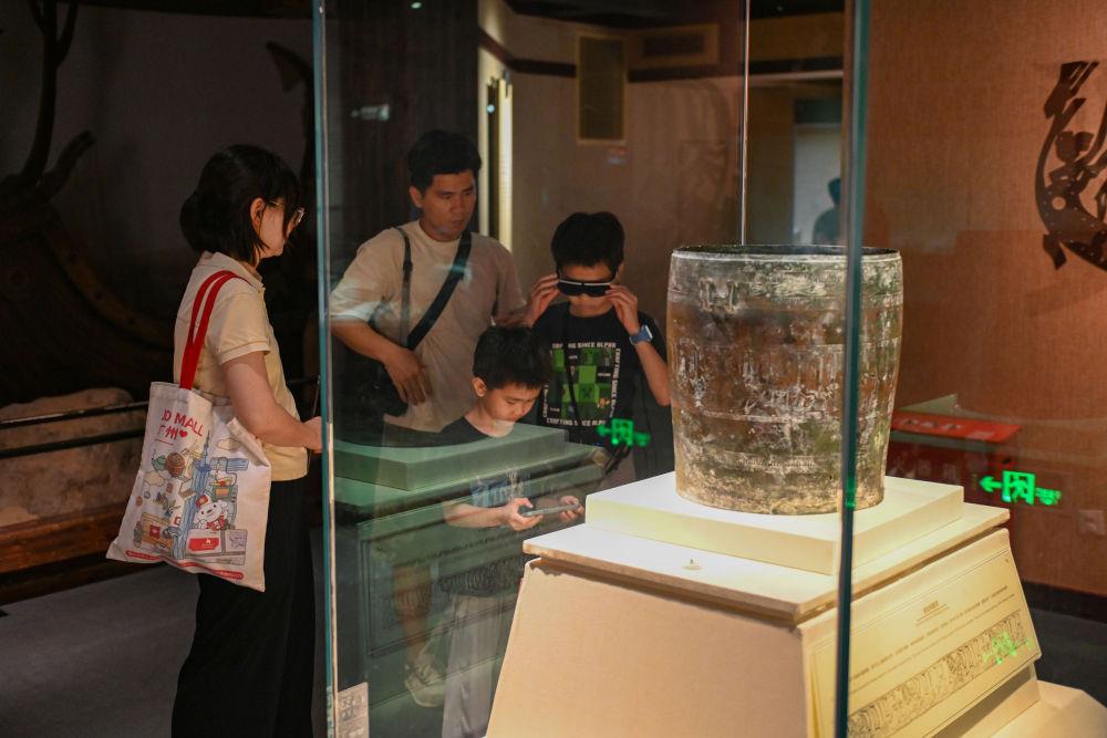 △2025年5月18日，游客在廣東廣州南越王博物院（王墓展區(qū)）體驗AR眼鏡智慧導覽服務。